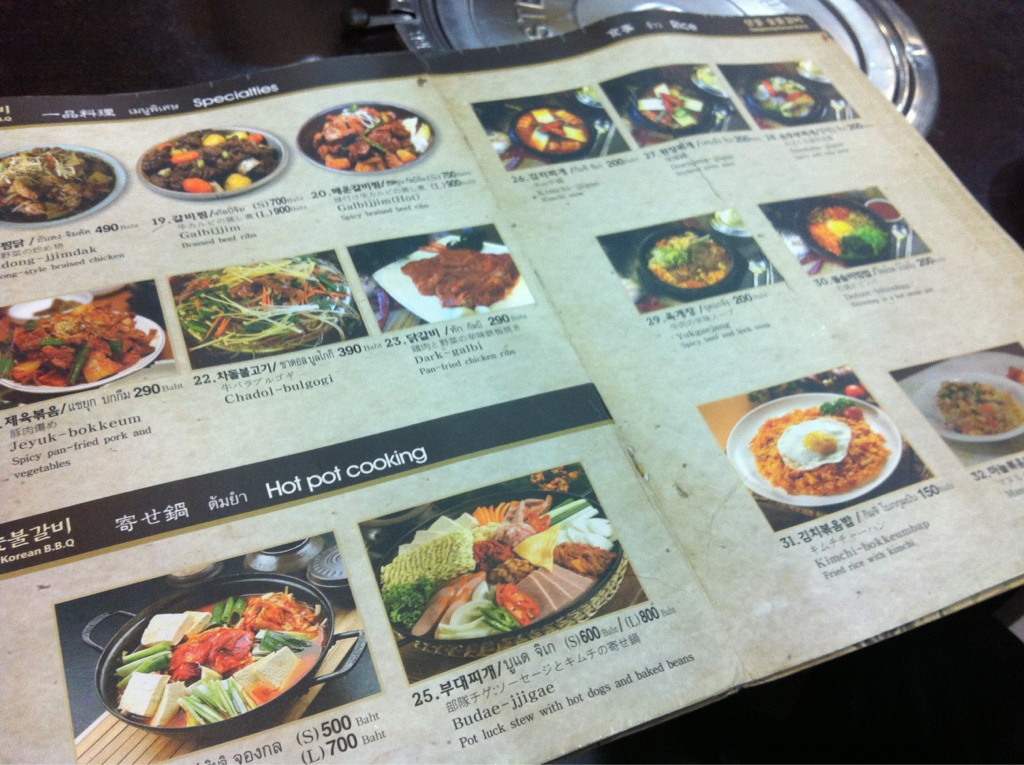 Menú con platos en coreano e inglés